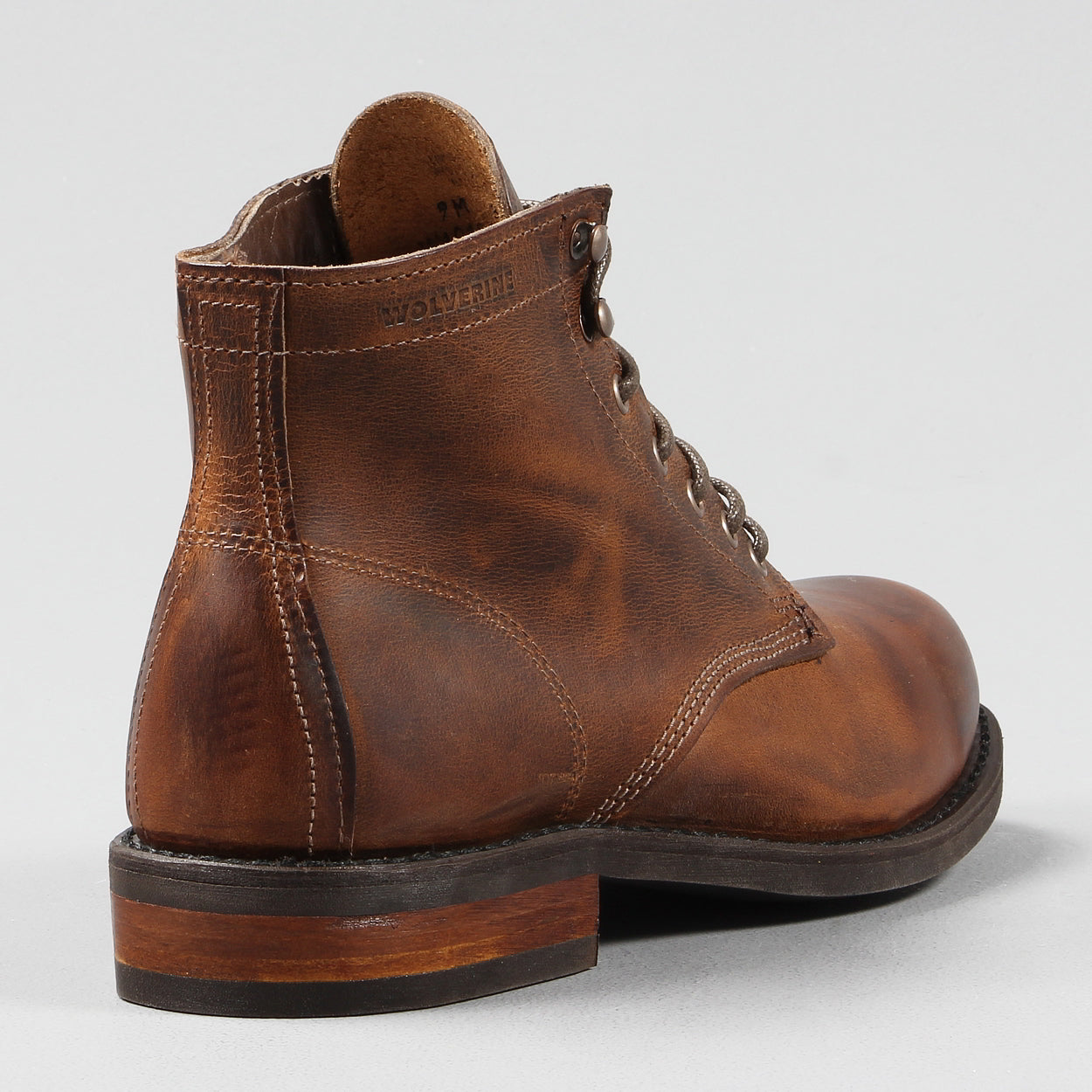 WOLVERINE KILOMETER, BOOTS HERREInspirert av Wolverines klassiske arbeidsstøvelmønstre, har Kilometer Boot trådt inn på markedet for å heve nivået på disse fascinerende støvlene. Laget i USA av noe