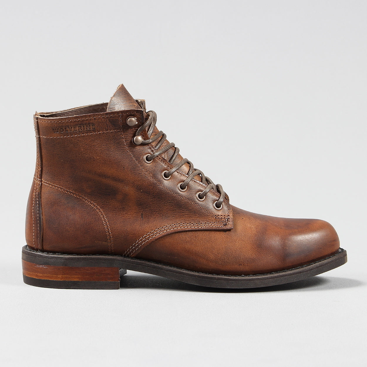 WOLVERINE KILOMETER, BOOTS HERREInspirert av Wolverines klassiske arbeidsstøvelmønstre, har Kilometer Boot trådt inn på markedet for å heve nivået på disse fascinerende støvlene. Laget i USA av noe